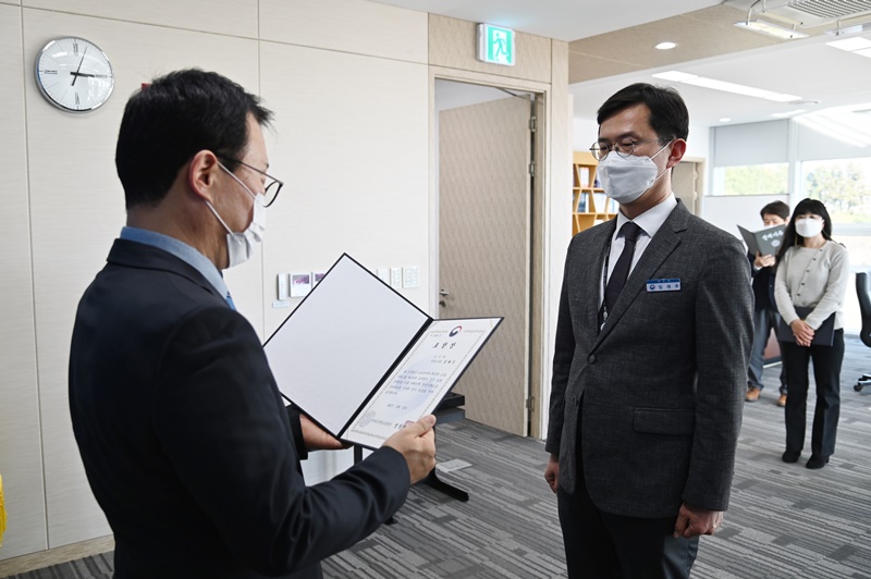 유공직원 표창장 수여(2022. 1. 3.) 이미지2