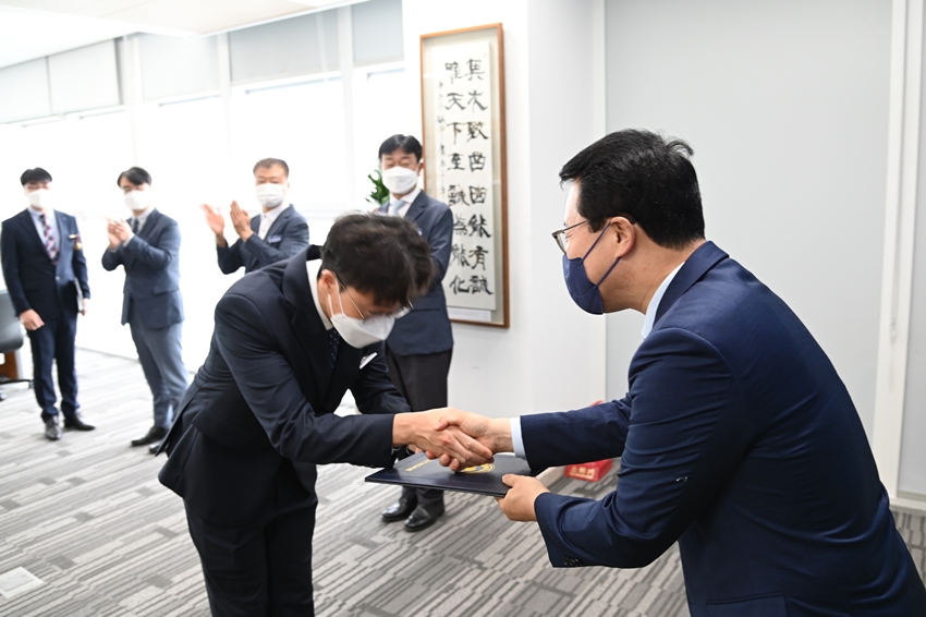 유공직원 표창장 수여(2022. 6. 30.) 이미지4