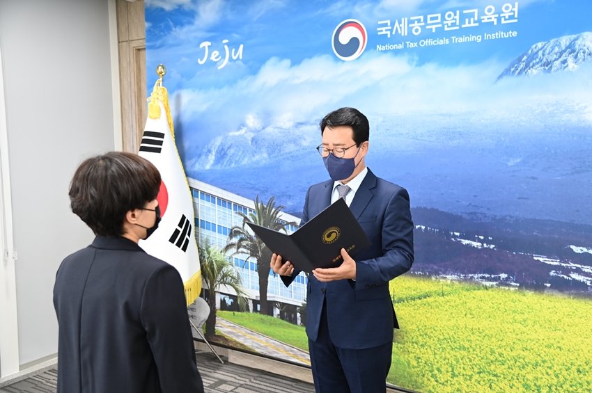 유공직원 표창장 수여(2022. 6. 30.) 이미지3