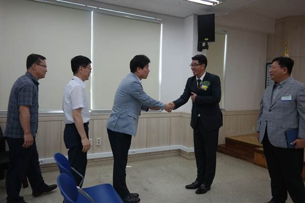 이세협 익산세무서장이 취임 직후 직원들과 인사를 하고 있다.