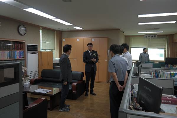 이세협 익산세무서장이 취임식을 마치고 각 과 사무실을 방문하고 있다.