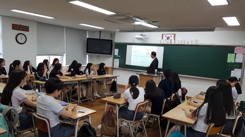 공무원 시험의 구성에 대한 설명을 하고 있다.