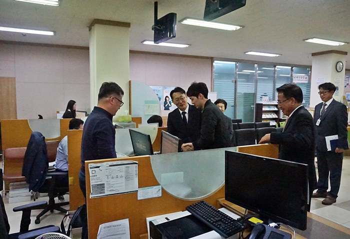 구로세무서 방문 민원인과 대화