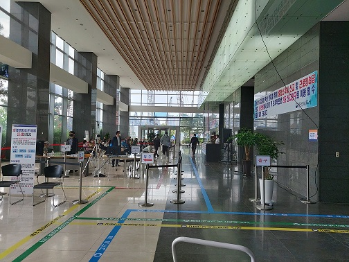 1층 입구에서 코로나19 발열검사 후 대기순번표를 받습니다.