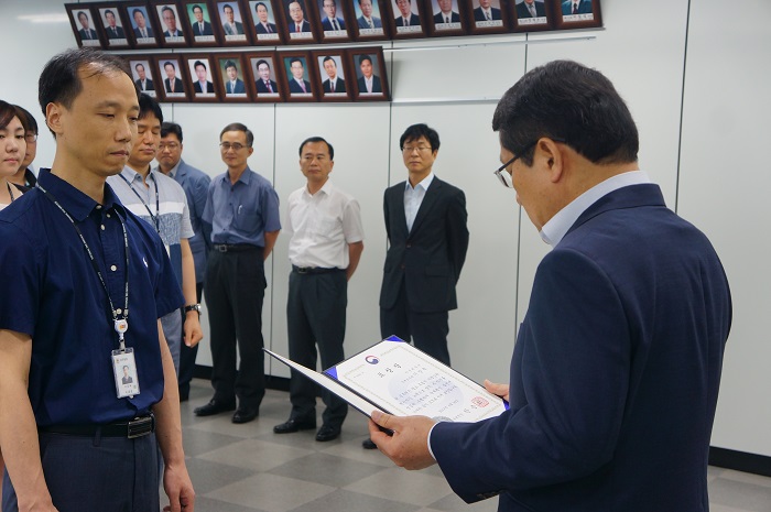 상반기 유공공무원 표창장 수여